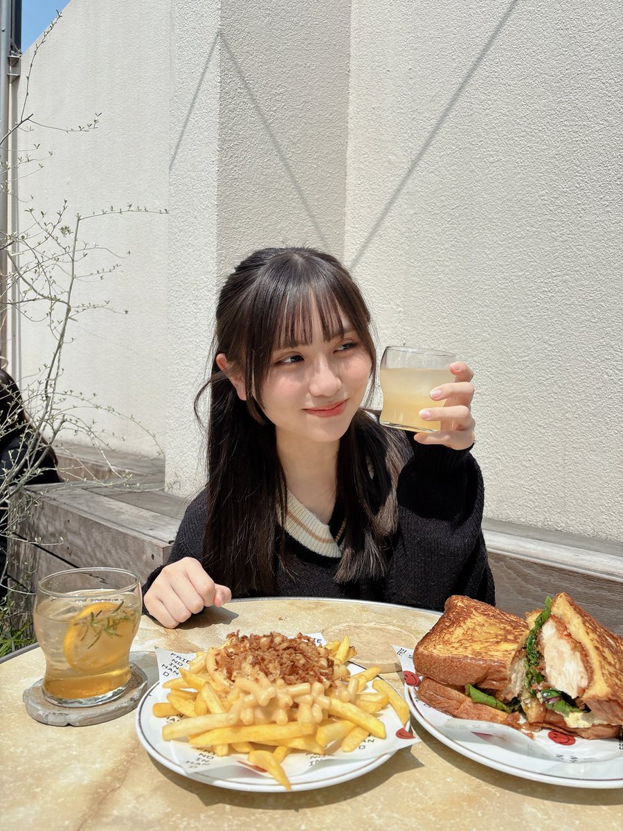 yune_yune_go_go's tweet photo. こんにちは(Ü)
今日から5月！
ゆうねの1番好きな季節ー！ｳﾚｼｲ
あと9日で成人を迎えるので、
それまであと少し17歳を楽しみます✌🏻

今日は少し寒いので
皆様体調には気をつけて！
午後も素敵な時間になりますように☺️♡

この前お友達と
美味しいご飯食べに行ったにょ🥪 https://t.co/vfab3E3qlK