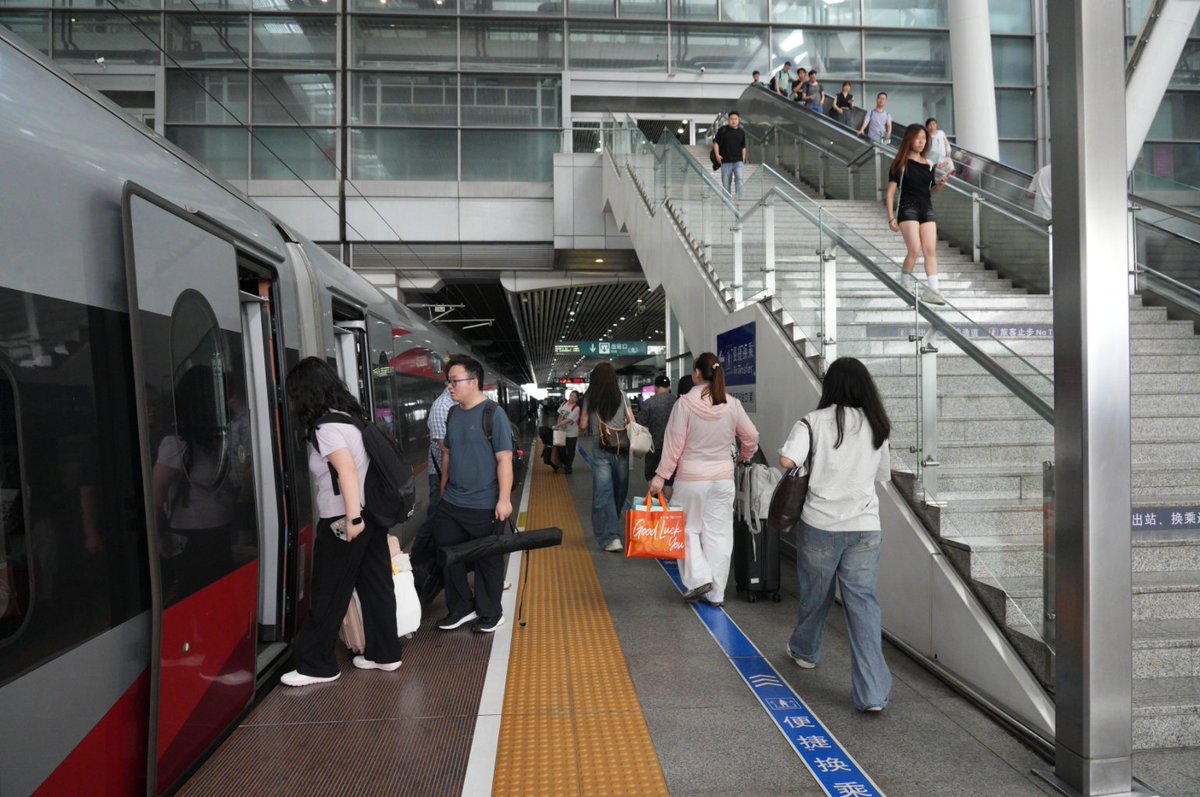 thisisGBA's tweet image. #Transportation | The May Day holiday rail travel rush is here! 🚆 From April 29 to May 6, #China Railway #Guangzhou Group will run 3,593 trains daily (+5.2% YoY), including 1,597 overnight high-speed services. 

#Guangzhou South Station adds 1,119 trains, with 397 overnight