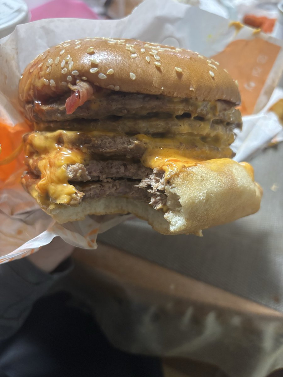 shabupanman's tweet photo. バーガーキングのベビーボディーバーガー今日発売ンゴォォ
買った人限定のシール付いてなかった残念😢
#バーガーキング https://t.co/qFgfeg2rTY