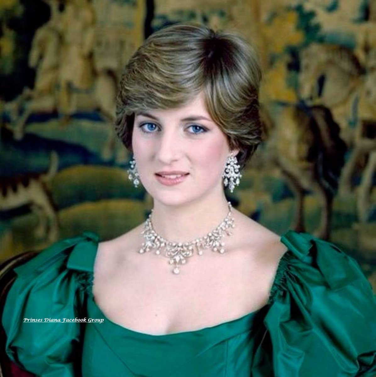 PaulineBvB's tweet image. 1981.05.11

#Official engagement portrait by #LordSnowdon at #Highgrove, emerald green gown #GrahamWren.