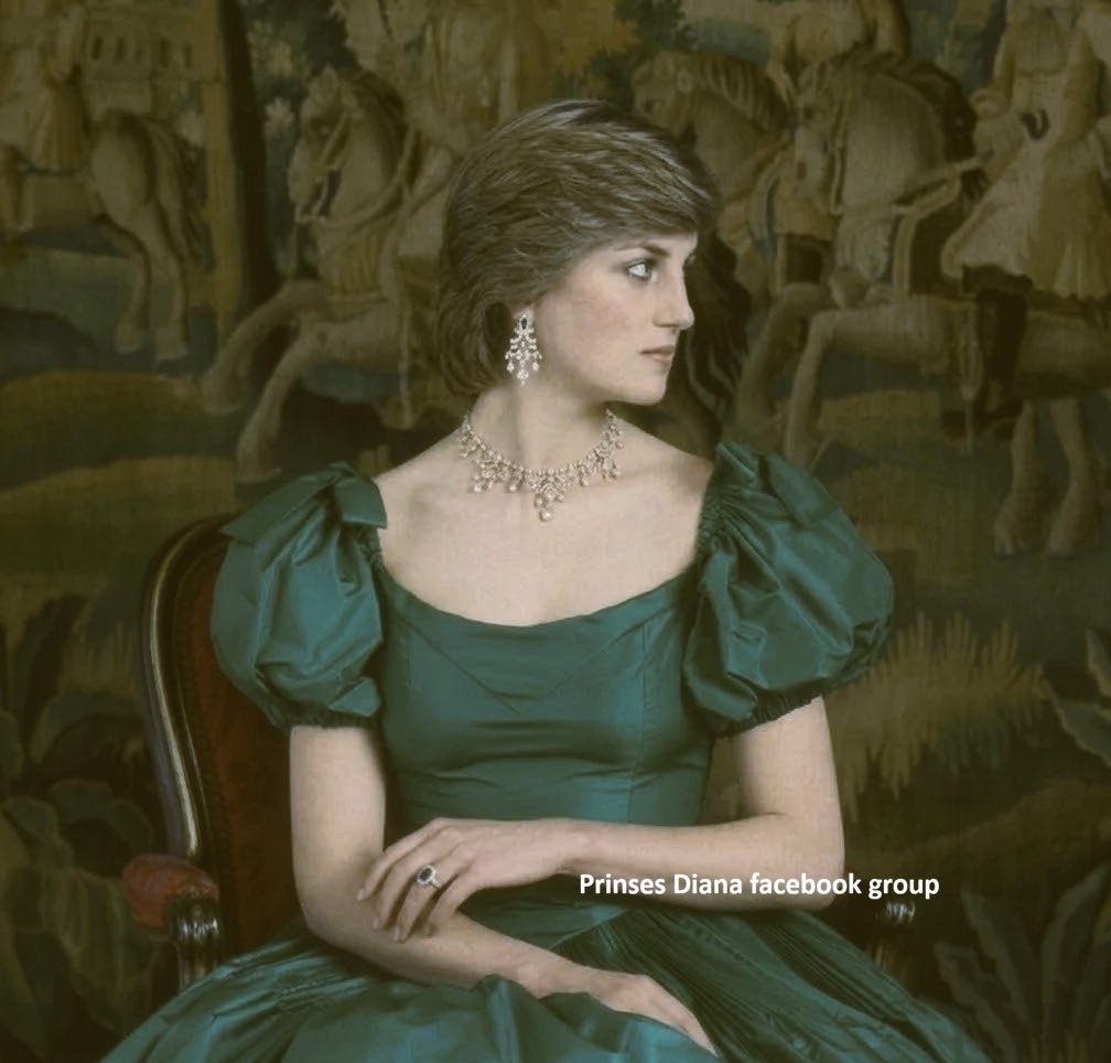 PaulineBvB's tweet image. 1981.05.11

#Official engagement portrait by #LordSnowdon at #Highgrove, emerald green gown #GrahamWren.