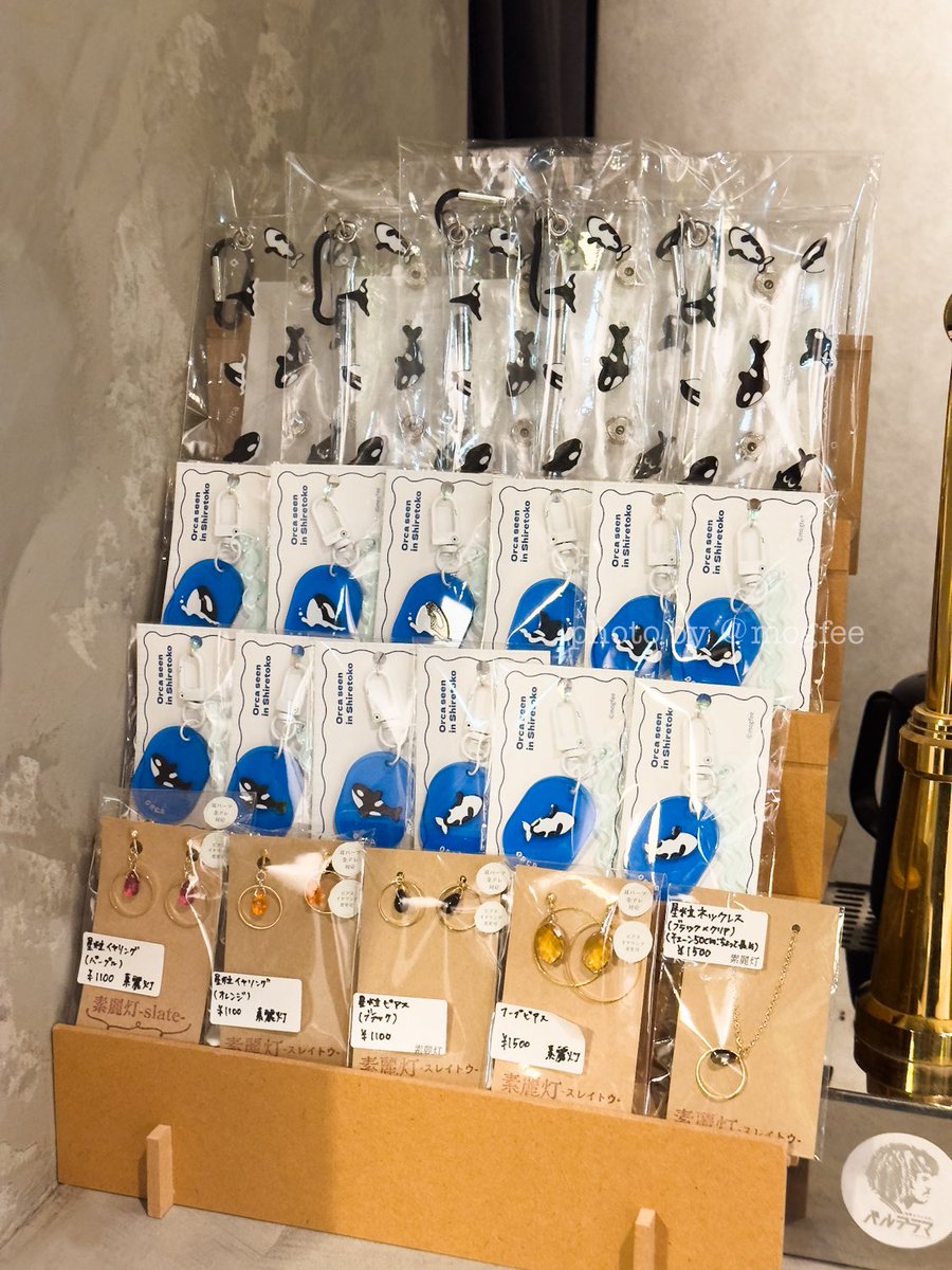 mogfee's tweet photo. 閃出展4店中の2店、バルデラマ（@valderrama_2021 ）と薬酒Bar札幌（@yakusyusapporo ）に搬入しました！それぞれテーマはシャチ、リソグラフ印刷になっています！シャチのZINEは遅くとも4日までに搬入予定です。明日から始まるアートフェスティバル閃、よろしくお願いします！#閃2026 https://t.co/6hoFhgszPk
