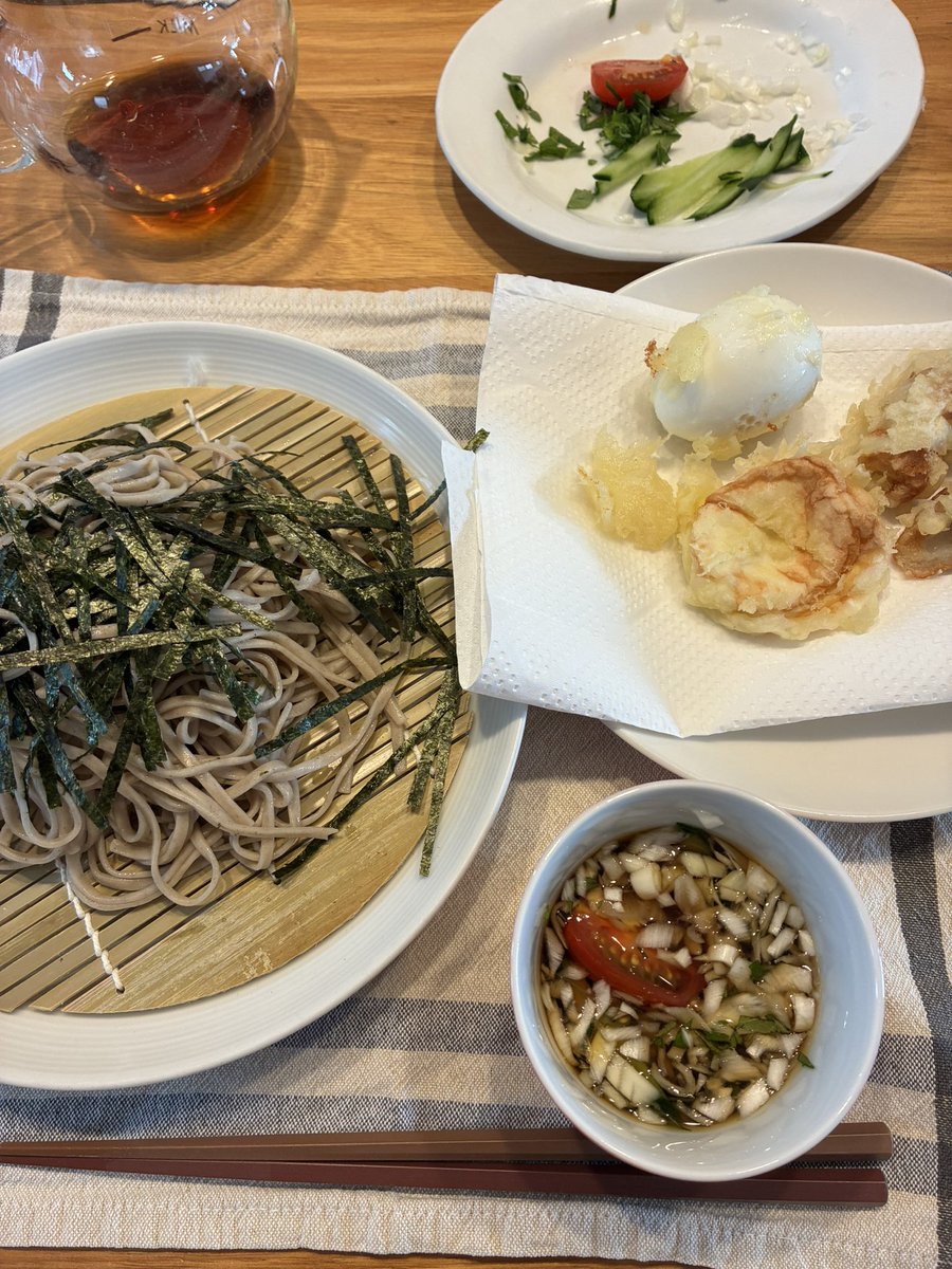 GW2日目ふたりお昼ごはん

未明から☔️
午後からは止むらしい
空が明るくなってきた

ざる蕎麦
ちくわとはんぺんとゆで卵の天ぷら
薬味にネギ，大葉，きゅうり，プチトマト
白湯