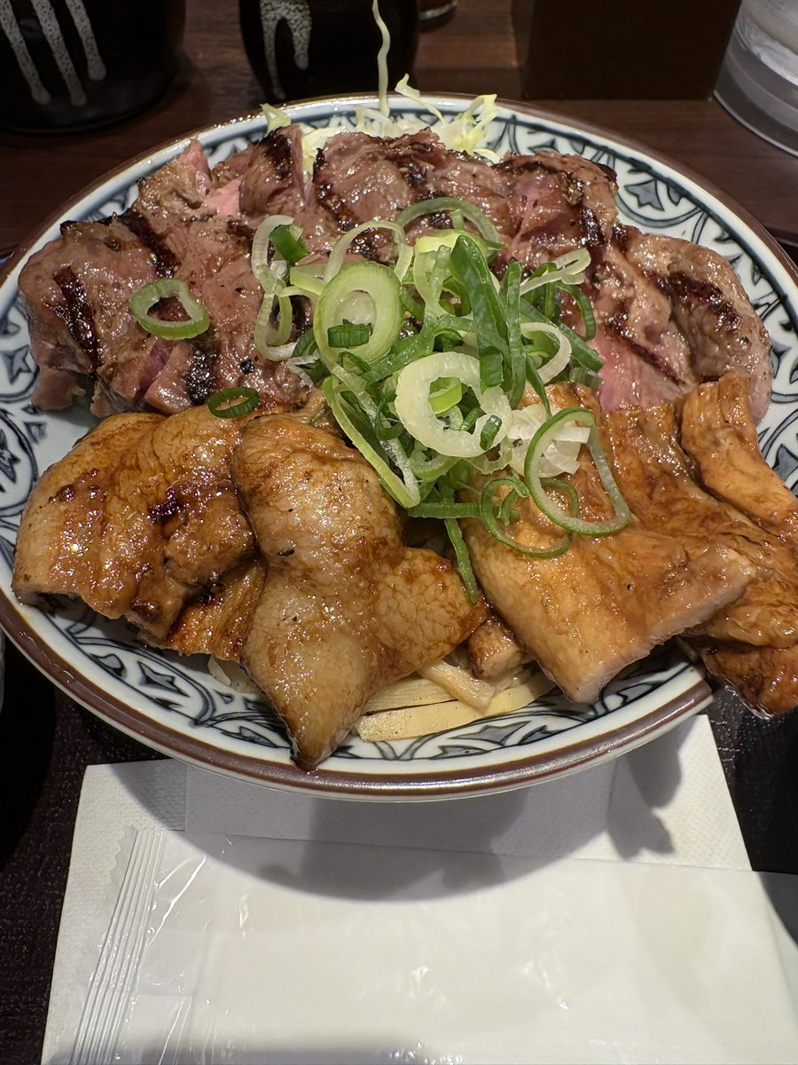 #ステーキ丼

牛ロースと豚のステーキの丼
肉肉しい丼でした
肉は幸せの源です
