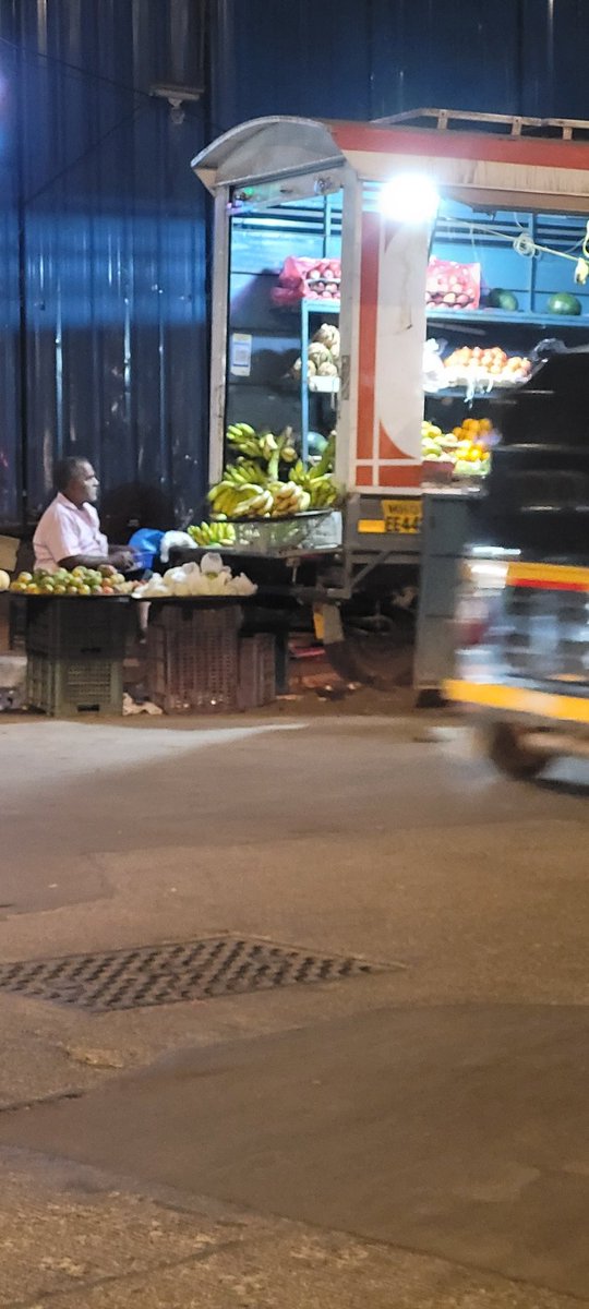 vbhat786's tweet photo. @mybmc @mybmcWardRN Complaint 0723192377 filed on BMC portal (18/04/26) for road encroachment—no action yet. Fruit vendor at road turn causing obstruction &amp; accident risk. Please act urgently. https://t.co/KLvTakOEF7