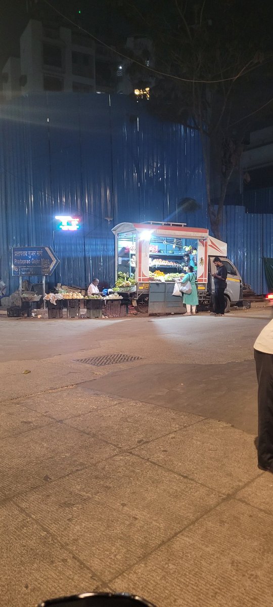 vbhat786's tweet photo. @mybmc @mybmcWardRN Complaint 0723192377 filed on BMC portal (18/04/26) for road encroachment—no action yet. Fruit vendor at road turn causing obstruction &amp; accident risk. Please act urgently. https://t.co/KLvTakOEF7