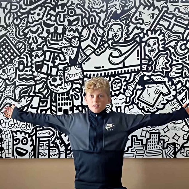 【話題】授業中の“落書き”で怒られていた少年、Nikeと契約し人生大逆転

■🇬🇧ジョー・ホエール君(当時12)
・授業中にノートへ落書きを連発し先生にガチギレされる
・親が「才能だ」と信じSNSに投稿→世界中でバズる
・10歳でレストランの壁画を依頼される
→2022年、12歳でNikeと異例の正式契約を締結