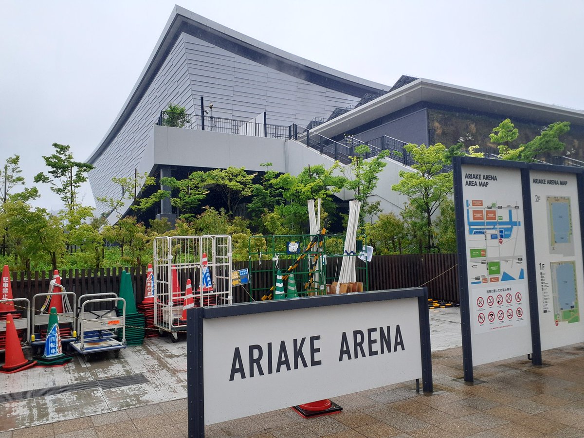 sgate46's tweet photo. 有明アリーナ着。
列、グッズ100人弱、
ガチャ20人くらい。
画像右手突き当たり曲がると先頭が見えます。
並ぶ際もチケットの確認があるのでご準備下さい🎫

#TMNETWORK
#FANKS
#QUANTUM
#有明アリーナ https://t.co/wRwYHrWD5W
