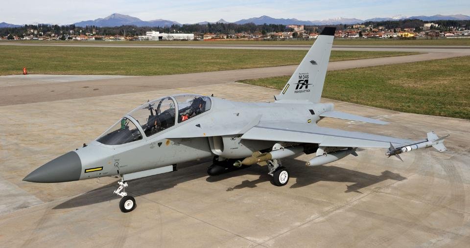 RosendoChV's tweet photo. Lo anterior, lo comunicó el general Roman Carmona Landa, comandante de la FAM a https://t.co/fviNgPaSZx el pasado 25 de abril.
La posibilidad del Leonardo M-346 diseñado para Italia se da cuando éste país será el país Invitado de Honor para la próxima edición de la #FAMEX. https://t.co/JI1FCdLHSk