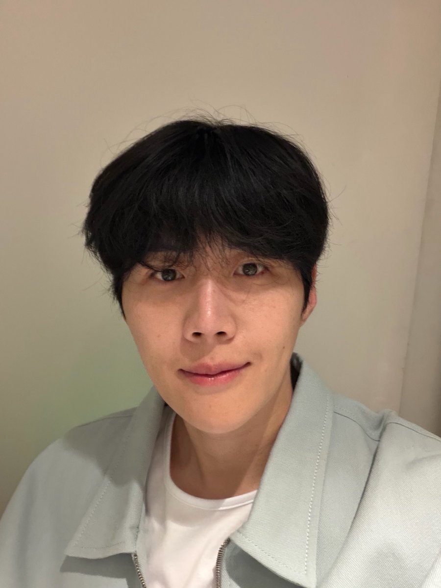 isgnok's tweet photo. #무수리는짖어라떤은달린다 마인드로 셀피
계속 보내주시는 거 너무 떤랑스럽다…💕💕 https://t.co/mOYdGsjiSt