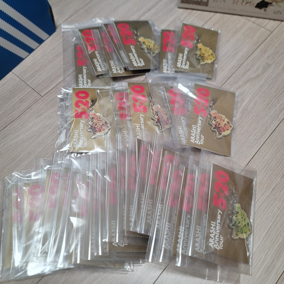 rollingdays_s's tweet photo. 아라시 5x20 회장한정 교환하실분......
정리하다가 색이 안맞아서 5개씩 묶질 못하네요ㅠ

#아라시 #ARASHI #회장한정굿즈교환 https://t.co/JbHRbOcY4H