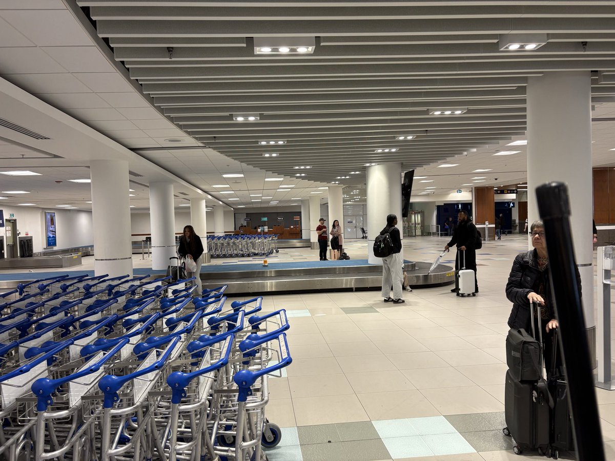chrisbrothers's tweet photo. @AirCanada @HalifaxAirport 1 am do you have to have 2 big flights arrive at the same time with 1 baggage belt.  #wideopenspaces https://t.co/piC8SPLZ8E