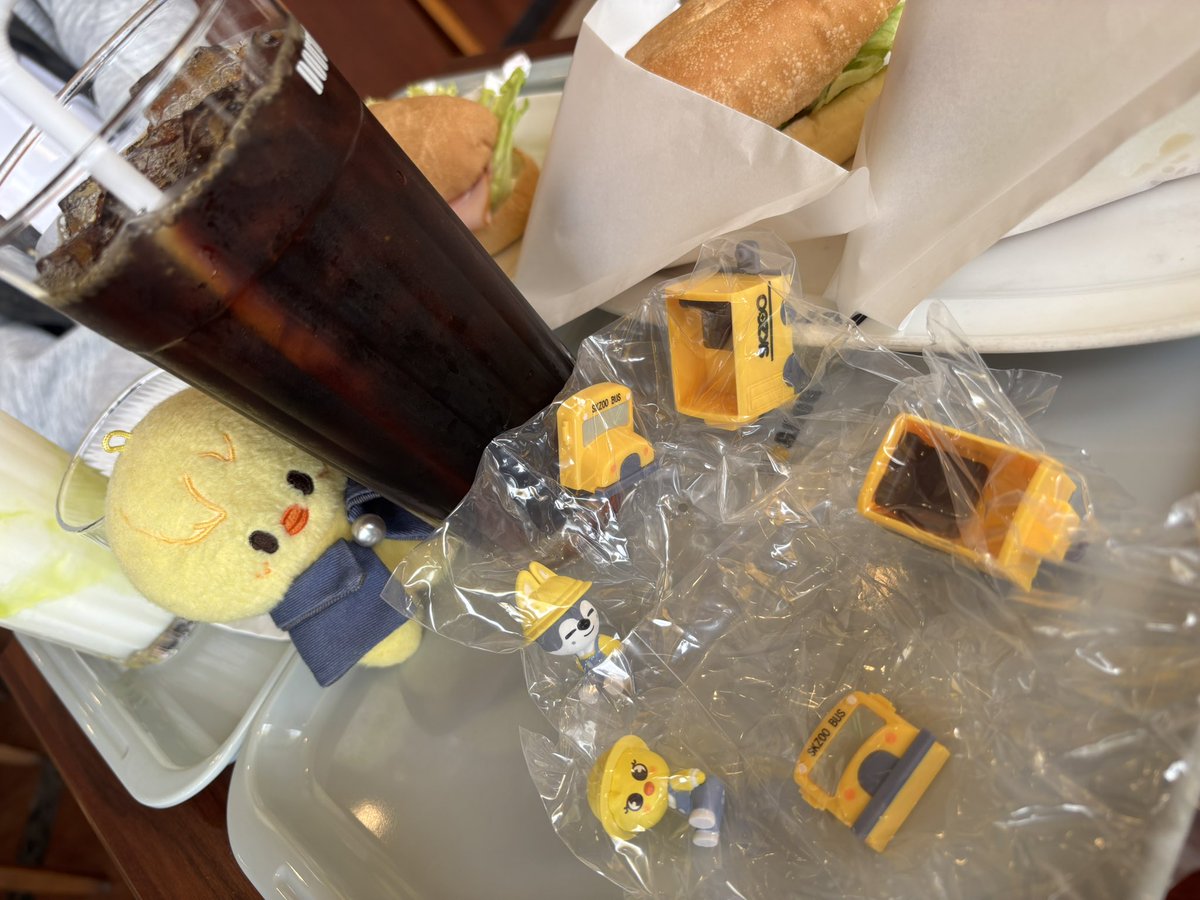 リアル旦那とおでいと
ガチャガチャはもうやらないと思っていたけれど
2台発見して　旦那と1つずつ回しました
おいら満足✨