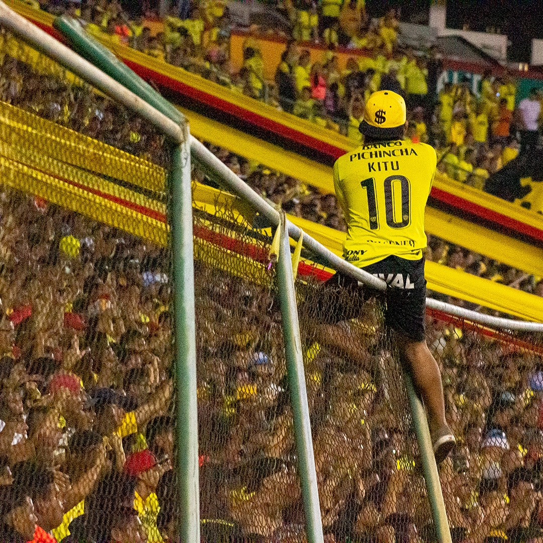 Hoy cumple años el mejor jugador que vistió estos colores y el mejor diez que pisó este país.
Felices 40 Damián Rodrigo Díaz Di Marco.