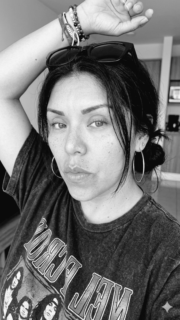 eddy_coze's tweet image. ALGUIEN: Calmate Fiona llevas días buscando a alguien sin exito.

YO: Quien te dijo que busco a alguien?

ALGUIEN: Entonces?

YO: Si busco, pero, me estoy buscando a mi..

#Ego
#Autoestima