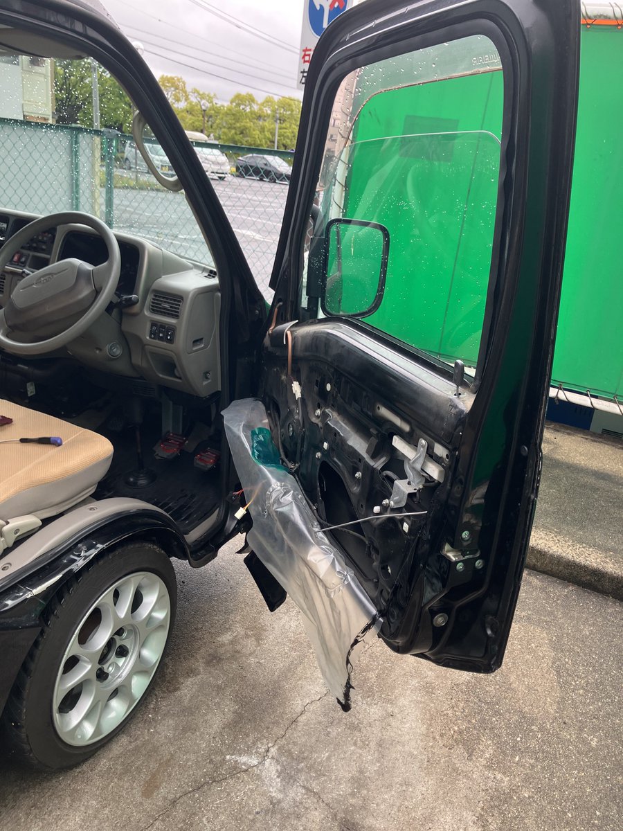 daiba_gs151's tweet photo. スイッチ直したら半開きでまた不動
ついでに生きてた助手席も不動

とりあえず閉めるためだけにモーター外して組み直したのアホらしすぎ😅
金かけたくないしはめ殺し窓ということで笑笑 https://t.co/ILXUmC2MeJ