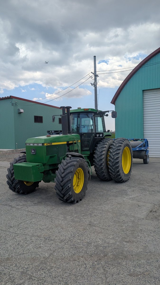 seinan110's tweet photo. 前回 AMAZONEのパワーハローで耕起したトコを、ジョンディア4755でDalboのローラーで転圧！！4755にも自動操舵ほしーーー🚜🚜🚜 https://t.co/oaxIdQ3Xaf