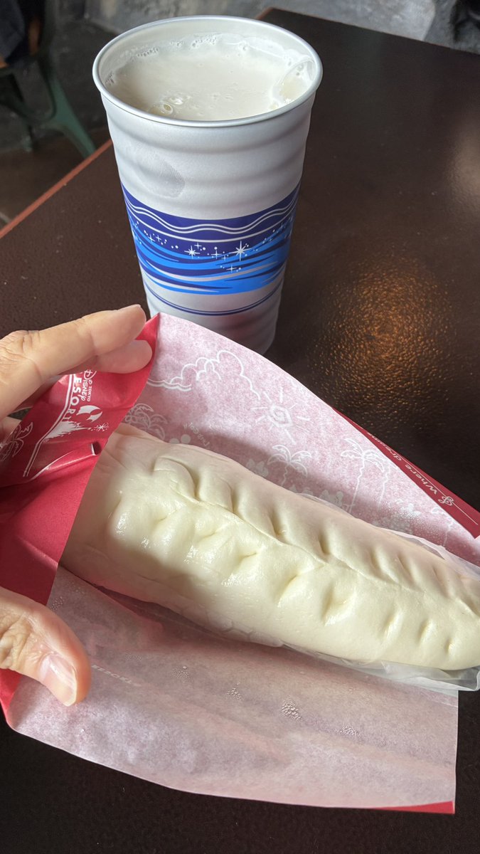 jackertype's tweet photo. 餃子ドッグとビール https://t.co/BA633oDvvk