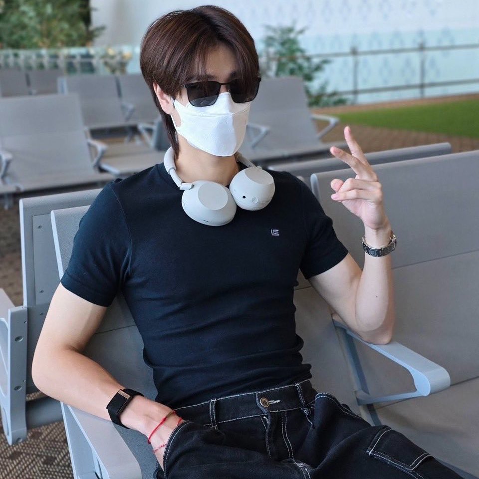 ใส่เสื้อแบบนี้แย้วดูตัวเล้กกว่าเดิมอีก ㅠㅠㅠㅠㅠㅠㅠㅠㅠㅠㅠㅠㅠ หุ่นดีมากเยย เอวจิ้ดนึม แขนก้เล้กนิดเดียว เค้า 💔💔💔 เดินทางปลอดภัยนะคับจิ๋ว ดูแลตุวเองด้วย รักหนุที่สุด