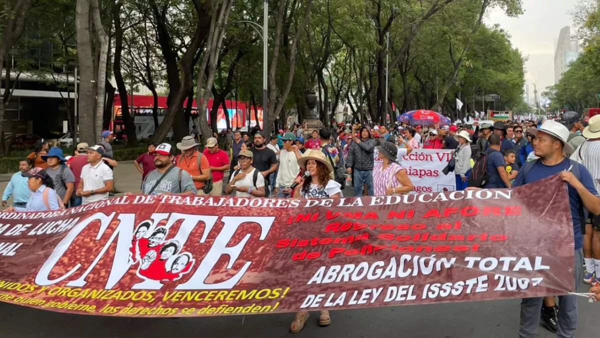 AztecaNoticias's tweet image. 🚨 Mega Marcha en #CDMX | Este 1 de mayo a las 9:00 hrs, la #CNTE y diversos sectores partirán del Ángel de la Independencia rumbo al #Zócalo. 

Avanzarán por Reforma, Juárez y 5 de Mayo hasta la Plaza de la Constitución. 

Se prevén afectaciones viales en el centro de la