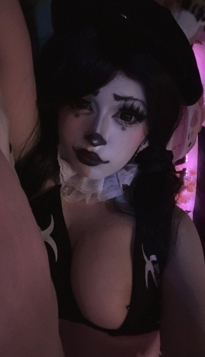 _meph0bia_'s tweet image. :/
•
Instagram: ↙️🎀
instagram.com/_.mephobia._ (main)
instagram.com/meph0bic (spam)
•
TikTok: ↙️🎀
tiktok.com/@meph0biaa
•
Show Support: ↙️🎀
pay-pal.me/Mephobiahhh  
•
#catgirl #goth #gothgirl #altgirl #tattoos #cosplay #cosplayer 
•