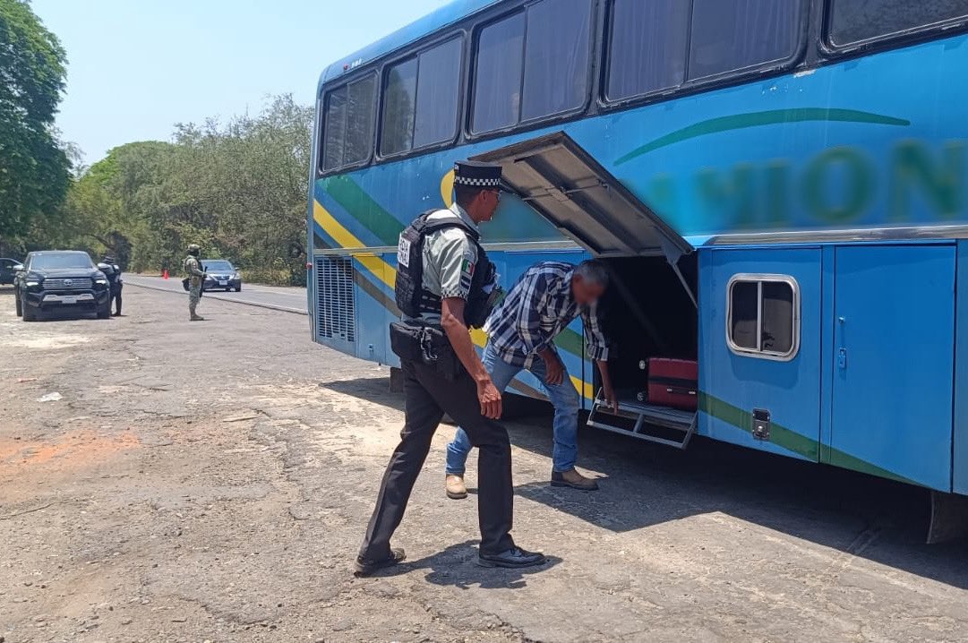 GN_MEXICO_'s tweet image. En #Jalisco, con el objeto de mantener el orden público y fortalecer los vínculos con la ciudadanía, personal de la #GuardiaNacional efectúa patrullajes en plazas públicas, zonas comerciales, parques, planteles escolares y unidades habitacionales de distintos municipios.
