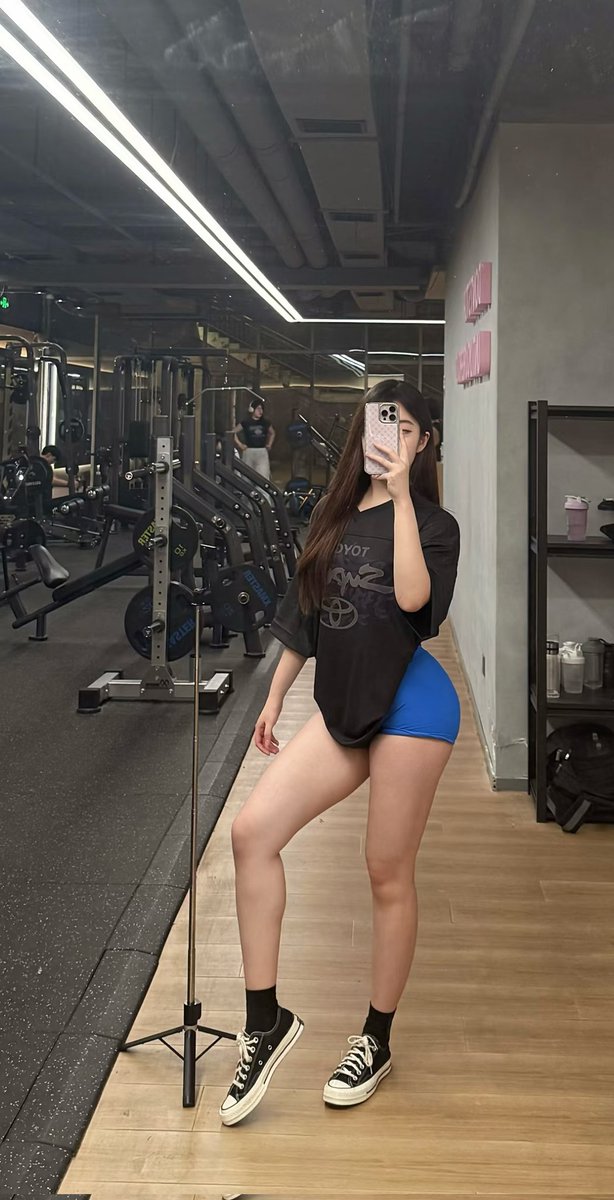 大屁股健身婊集中营 tweet media