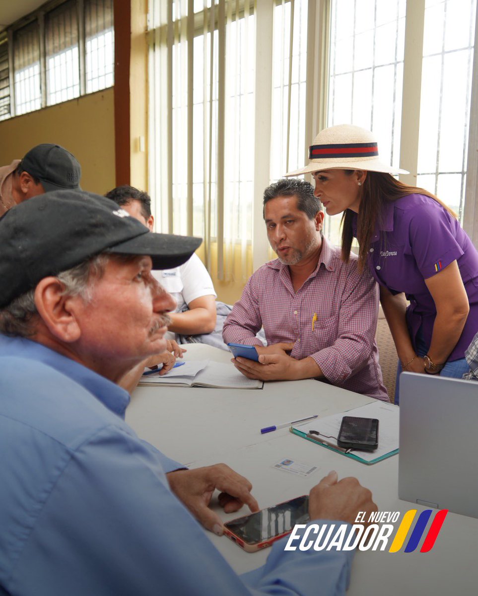 AgriculturaEc's tweet photo. Tras la disposición del ministro de Agricultura, Ganadería y Pesca, @JuanCVegaEC, de adelantar la compra de arroz en cáscara para este 4 de mayo, se desplegaron brigadas técnicas en #LosRíos para acompañar a los productores arroceros en los procesos de registro y verificación de sus cosechas.

Más detalles aquí 👉 https://t.co/954ghs5JaX

#AgriculturaCumple