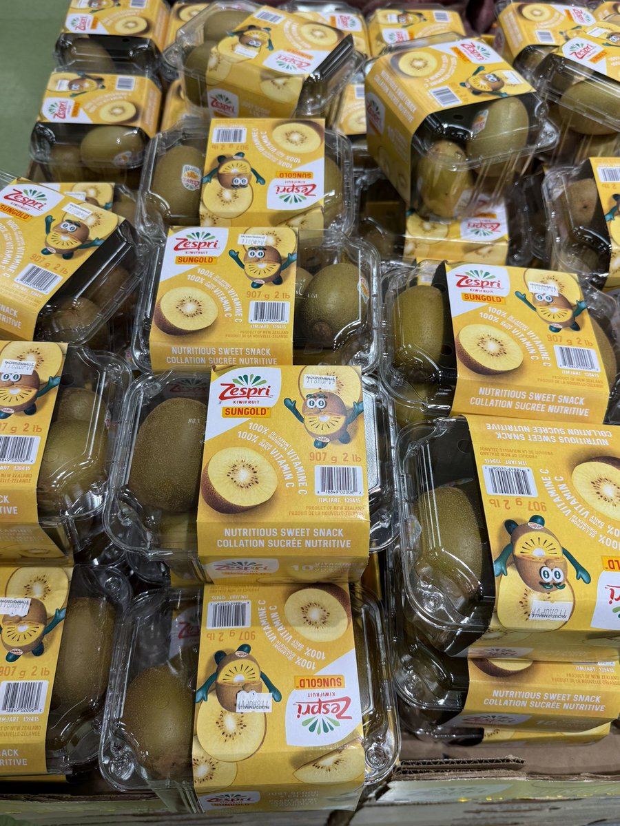 hiro_vegetable's tweet photo. 英語パッケージのゼスプリサンゴールドで、キウイブラザーズがプリントされてるの、何気に初めてかも…いいぞ、もっとやってください…そして日本で恒例のおまけフィギュアを北米でも配布してくれ…(切実) https://t.co/wsjIeEyNUp