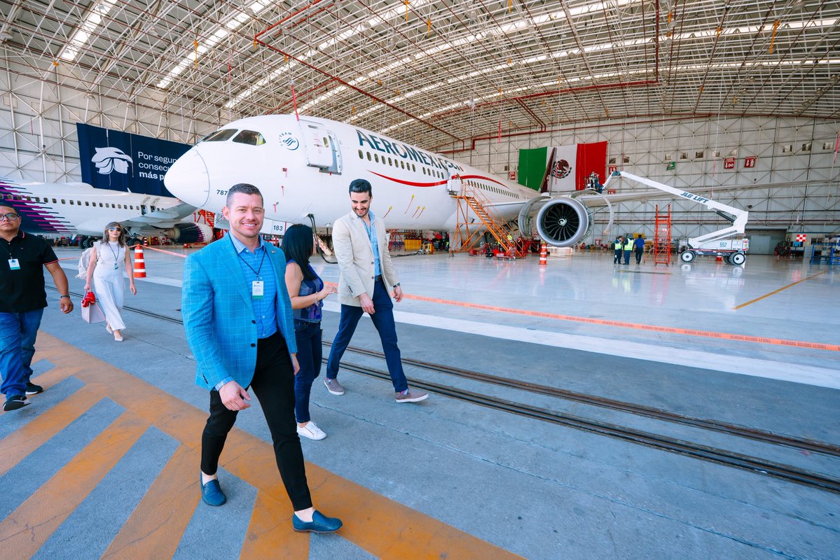 enriquehuesca's tweet image. Today’s cockpit explorers are tomorrow’s captains. ✈️🌟 Thank you @Aeromexico for giving children an experience they’ll never forget on #KidsDay. @amsocmx is proud to be part of it. #DíadelNiño #FutureLeaders #MexicoUSA