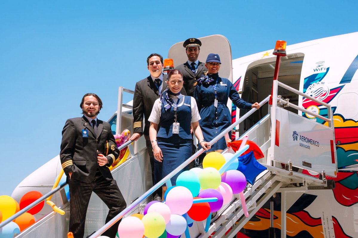 enriquehuesca's tweet image. Today’s cockpit explorers are tomorrow’s captains. ✈️🌟 Thank you @Aeromexico for giving children an experience they’ll never forget on #KidsDay. @amsocmx is proud to be part of it. #DíadelNiño #FutureLeaders #MexicoUSA