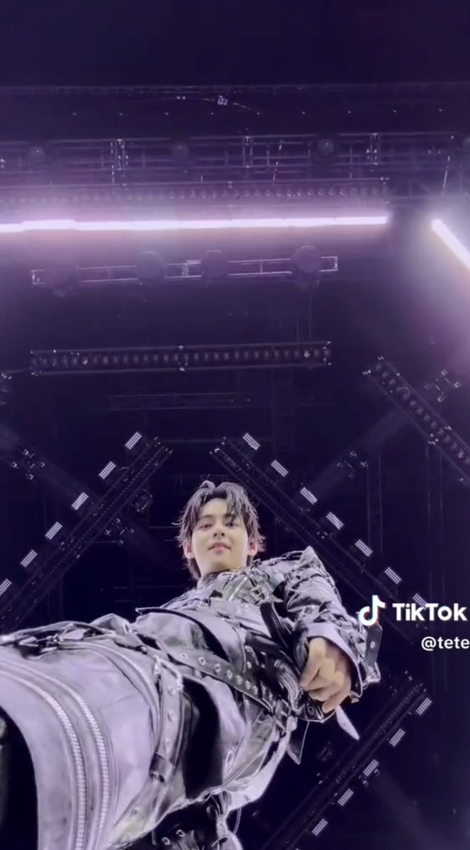 birdynumnum77's tweet image. Oh he has it down! Those transitions are 🔥🔥🔥🔥🔥! Seriously though how cool is he??? I mean??? 

Go Check out V's video! #TikTok tiktok.com/t/ZP8gKsJBW/