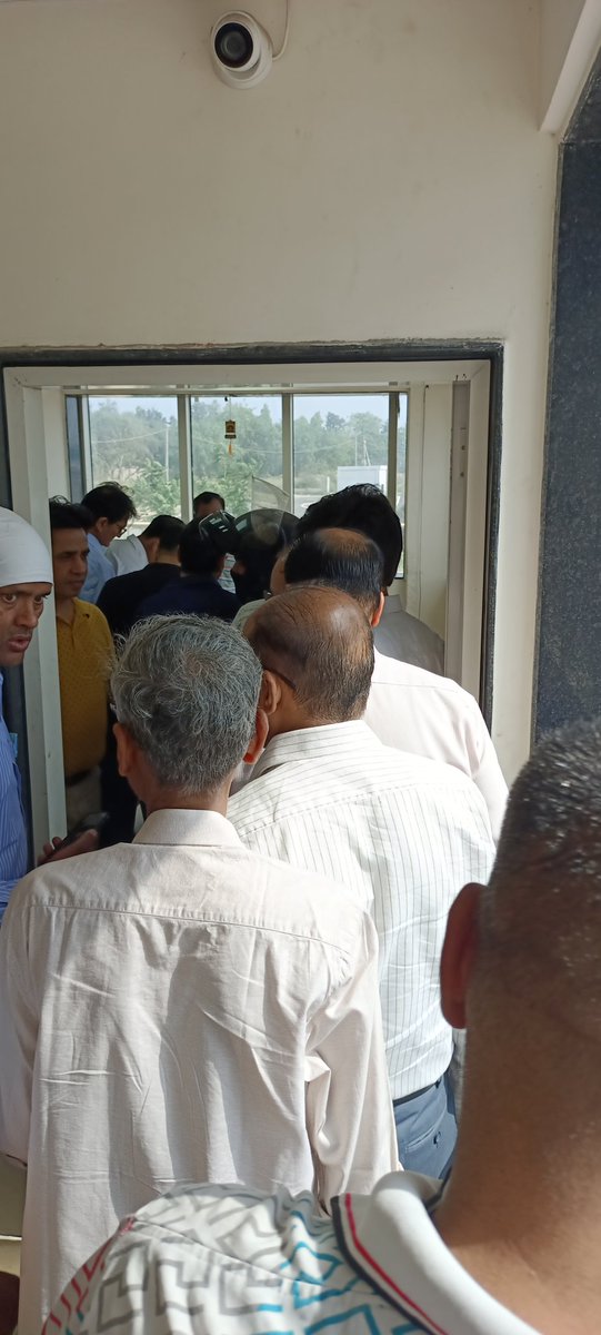 vikramgag's tweet photo. @NHAI_Official @nitin_gadkari issues being faced every month at Bijwasan toll plaza for monthly pass renewal.
Issue with online platform renewal, physical long ques, accept only cash, not proper arrangements.
Wastage of time and manpower. https://t.co/WcyXqG2CNL