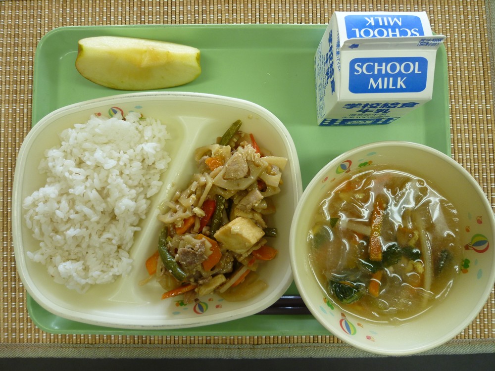 nishihara_town's tweet image. 【本日の給食】
牛乳
麦ごはん
春雨スープ
豚肉とレンコンの黒酢炒め
りんご
#西原町 #給食 #lunch #schoollunch #沖縄県