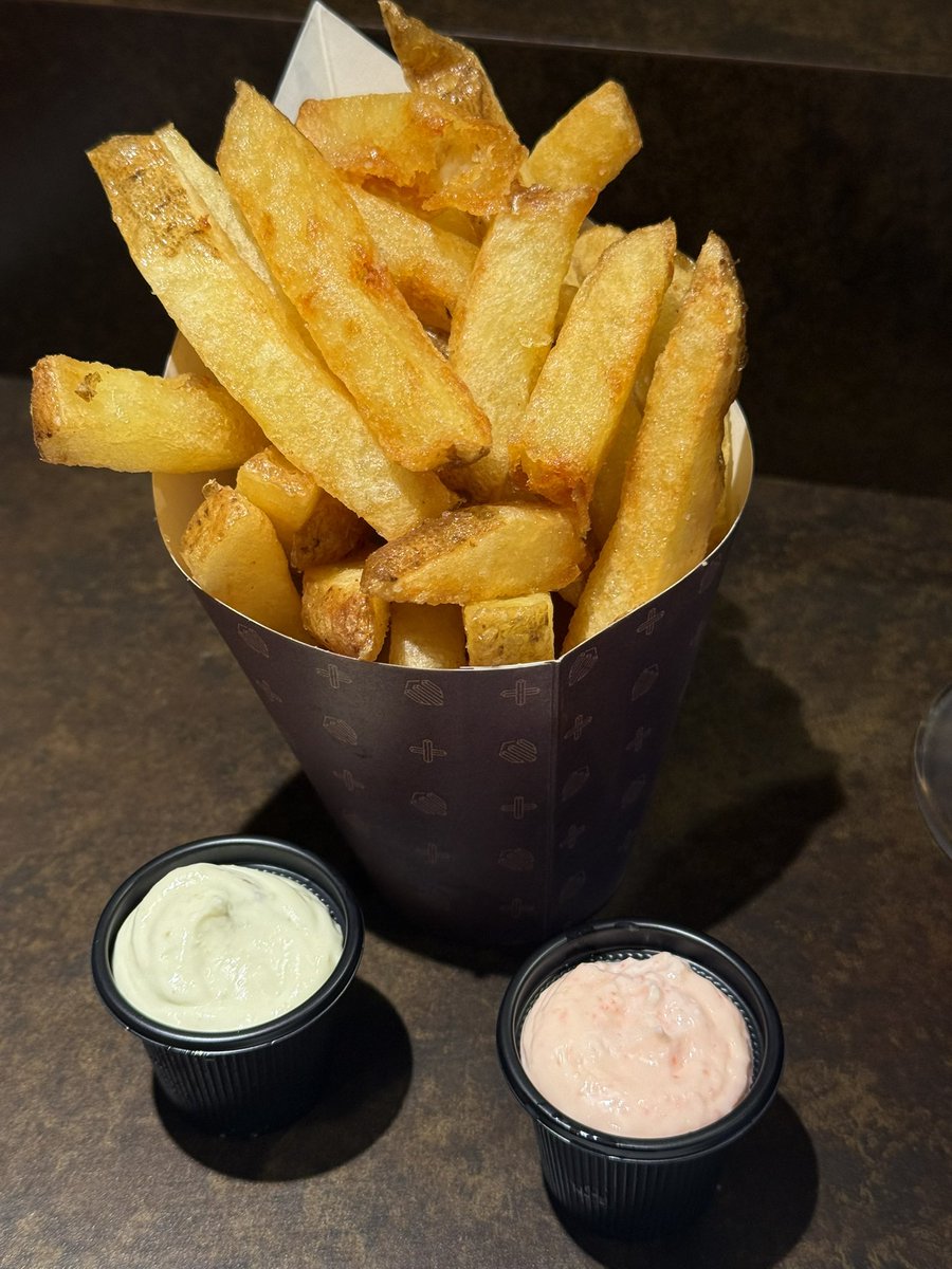 rattar1's tweet photo. 浅草のフリッツ・ブルージュ(Frites Bruges)で、ベルギーフリッツのグランデサイズ、ディップは明太マヨとガーリックアボガドマヨ、ドリンクはリンデマンスクリークをいただきました〜
ごちそうさまでした！

#飲んでるか敷嶋ァ https://t.co/VfW2D8NhxR