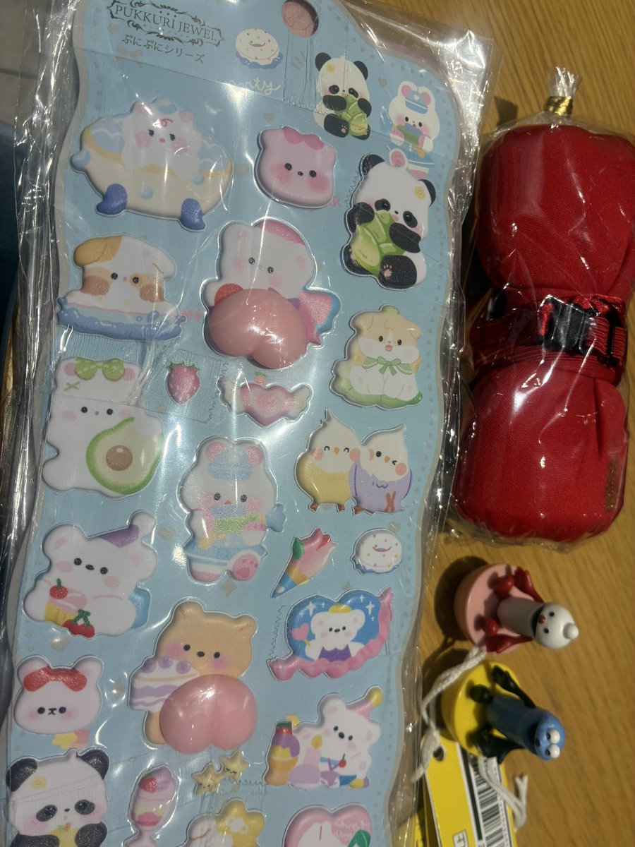 UFOキャッチャーもはや特技と言っていいのでは？全部で300円でとりました🤭
コナンとシール好きな子らにあげよう😎
スンスンは私の🤭