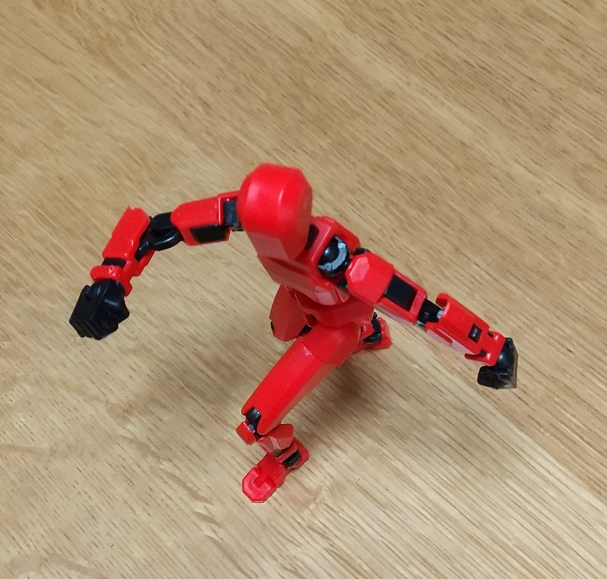 olmakolo's tweet photo. セリアで戦闘フィギュアをやっとゲット出来ました。ポーズをつけるのは結構難しいけど、色んな角度からポーズを確認出きるのがすごくいいです。回転台とかに乗せてクルクル回してみたい… https://t.co/Mtk9w184RV
