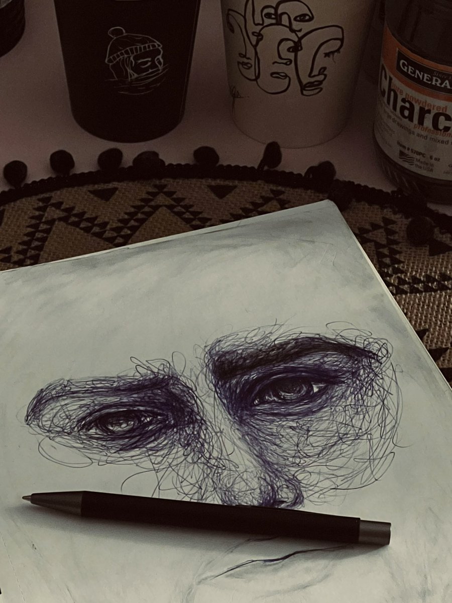 هناك حالة للرسامين تسمى "سجن الرسام"
"يحزن لأنه لا يرسُم… ولا يرسُم لأنه حزين"

لكن في لحظة ما،
يتعب من الدوران في نفس الدائرة
مو لأنه تعافى…
بل لأنه ما عاد يحتمل البقاء فيها

يمد يده رغم الثقل،
يرسم خطًا لا يشبهه،
لونًا لا يشعر به…
لكنّه يفتح شقًا صغيرًا في الجدار

ومن هذا