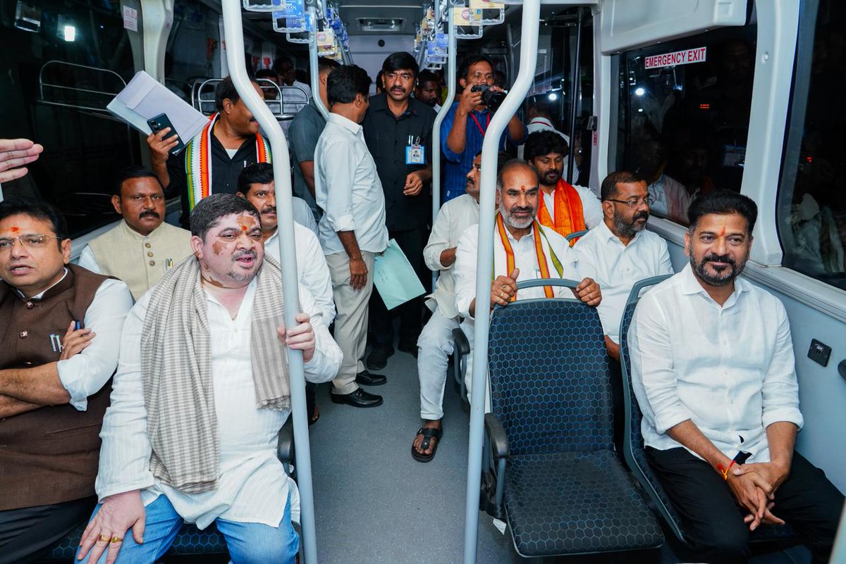 Congress4TS's tweet image. సాయంత్రం 4.30 గంటలకు...
ఆర్టీసీ కార్మిక సంఘాలతో రేవంత్‌ రెడ్డి సమావేశం

హైదరాబాద్ MCRHRDలో ఆర్టీసీ వేతన సవరణ అమలుకు కృతజ్ఞతలు తెలపడానికి ముఖ్యమంత్రి రేవంత్ రెడ్డి గారితో ఆర్టీసీ కార్మిక సంఘాల నేతలు సమావేశం కానున్నారు.

#RevanthReddy #Telangana