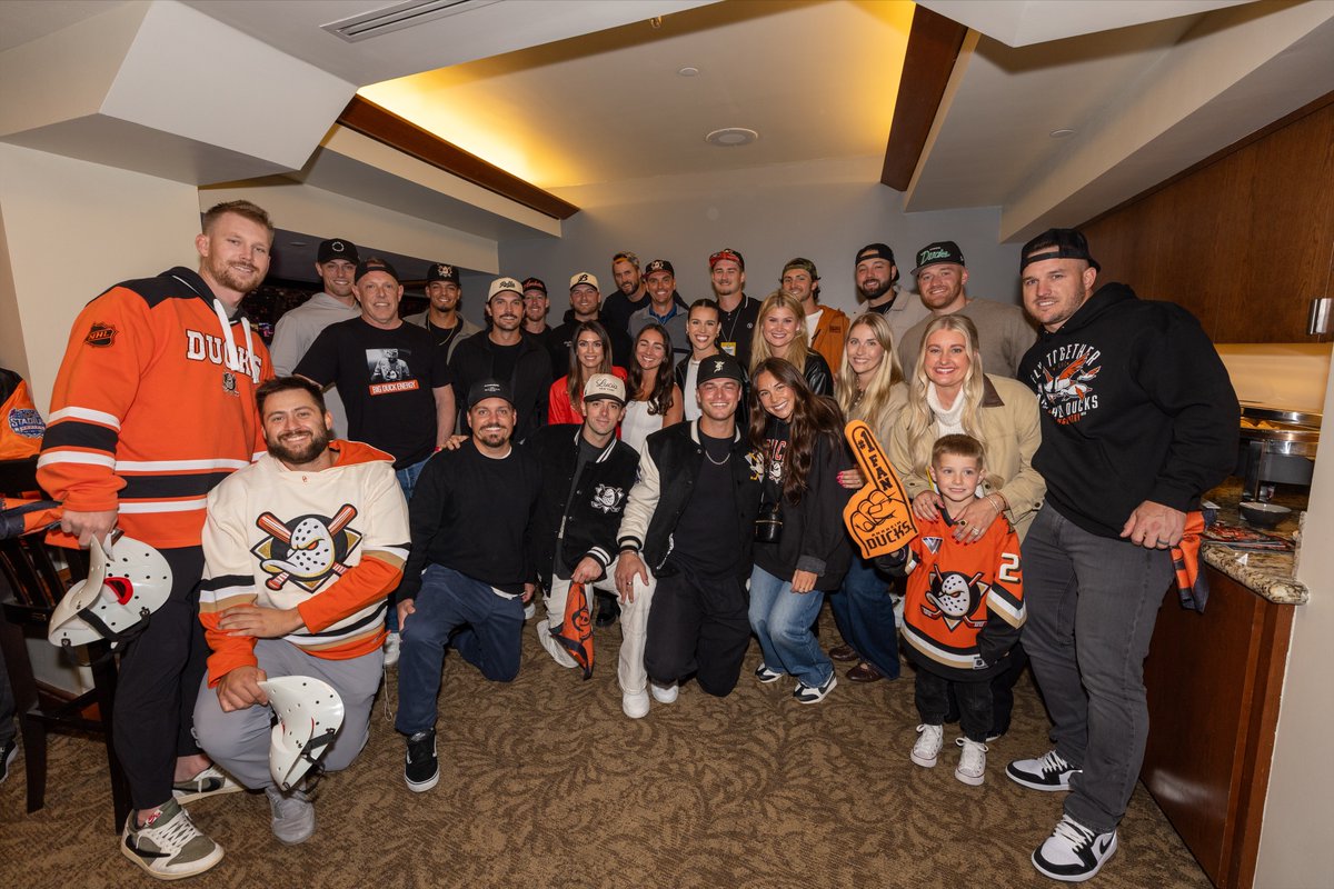 The <a href="/Angels/">Los Angeles Angels</a> are in the house supporting the <a href="/AnaheimDucks/">x - Anaheim Ducks</a>! ⚾ #StanleyCup

🇺🇸: <a href="/NHL_On_TNT/">NHLonTNT</a>
🇨🇦: <a href="/Sportsnet/">Sportsnet</a> &amp; <a href="/TVASports/">TVA Sports</a>