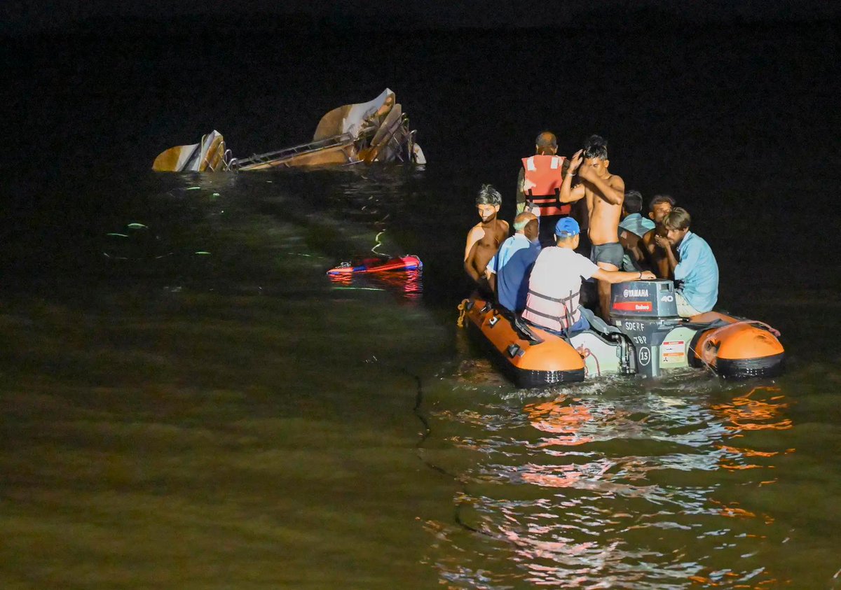 timesofindia's tweet image. 'Life jackets given after boat started sinking': What led to #Jabalpur tragedy that killed 9
 
Read here 🔗toi.in/qsp4gY30

#MadhyaPradesh #MPNews #lifejackets #boat