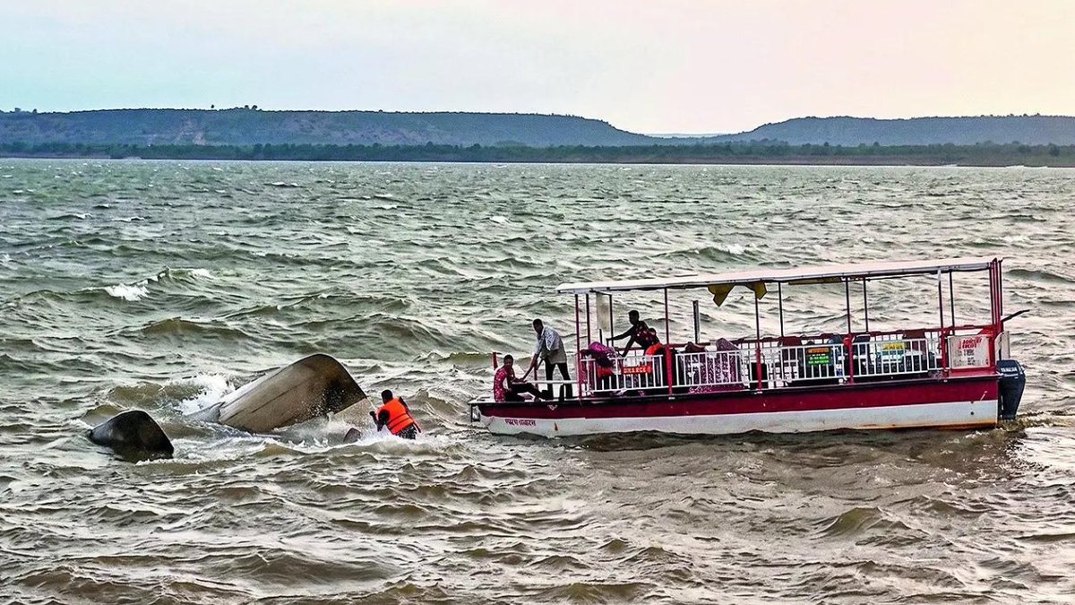 timesofindia's tweet image. 'Life jackets given after boat started sinking': What led to #Jabalpur tragedy that killed 9
 
Read here 🔗toi.in/qsp4gY30

#MadhyaPradesh #MPNews #lifejackets #boat