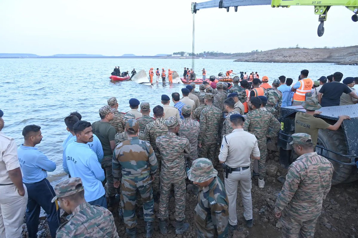 timesofindia's tweet image. 'Life jackets given after boat started sinking': What led to #Jabalpur tragedy that killed 9
 
Read here 🔗toi.in/qsp4gY30

#MadhyaPradesh #MPNews #lifejackets #boat