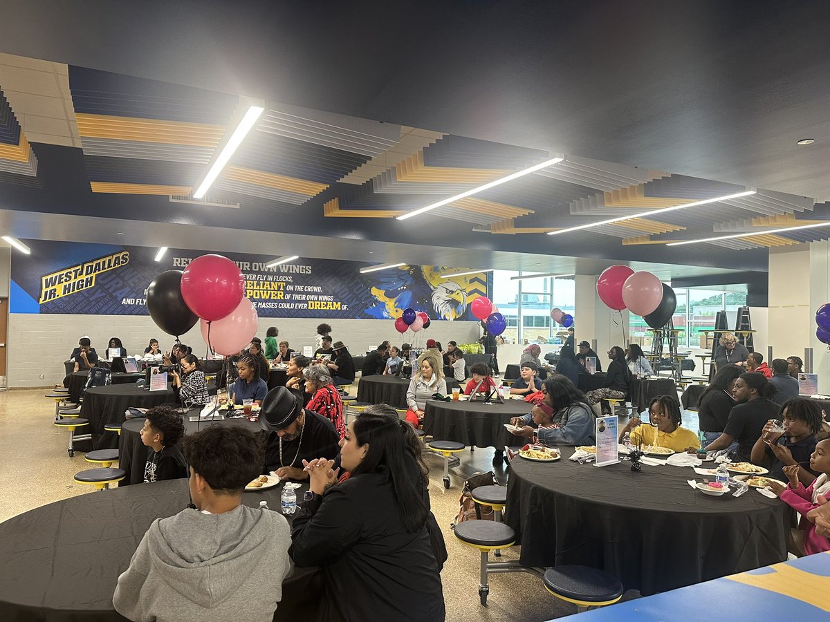 PathtoPinkston's tweet photo. Grateful to 826 Dallas Project for empowering our students @WDJHSEagles to become published authors. 📚✍🏽 Your partnership is building confidence, voice, and real-world impact. @Tanya_N_Shelton #RII #PoweredIIPerform #BuiltIIWin https://t.co/zYlzO1rOAT