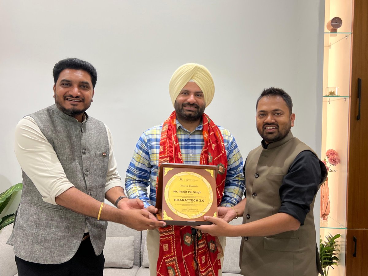 Ranjitpalpunjab's tweet image. ਸਵਾਮੀ ਵਿਵੇਕਾਨੰਦ ਗਰੁੱਪ ਆਫ ਇੰਸਟੀਚਿਊਟਸ ਵੱਲੋਂ ਦਫ਼ਤਰ ਵਿੱਚ ਆ ਕੇ ਸਨਮਾਨਿਤ ਕੀਤਾ ਗਿਆ, ਇਸ ਮਾਣਯੋਗ ਸਨਮਾਨ ਲਈ ਦਿਲੋਂ ਧੰਨਵਾਦ।

#Gratitude #Honored #Recognition #Achievement #ranjitpalsinghpunjab
@AamAadmiParty @AAPPunjab