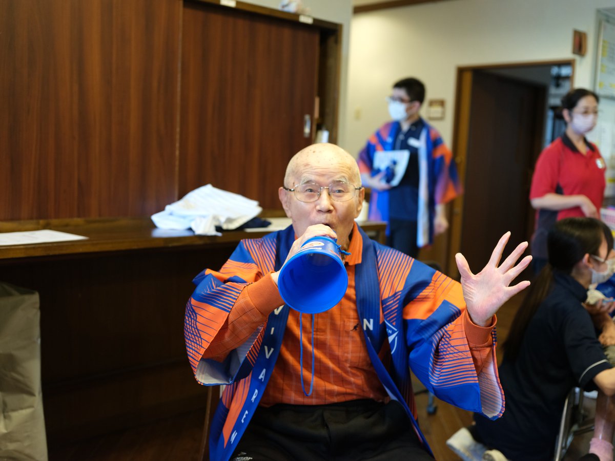 Be_supporters's tweet photo. ＼コールリーダーは89歳サポ？！／

V・ファーレン長崎サポのみなさんで、
先日の岡山戦の録画を観戦！⚽️

試合前には健口体操！
「な・が・さ・き！な・が・さ・き！」
大きな声で、準備はばっちり🙌

試合が熱くなってくると
高齢者のみなさん発信で突如始まるコール🔥

最後は全員で万歳三唱🙌✨
勝利の瞬間を、みなさんで一緒に喜べた日でした。

全国のシニアサポーターが
今日もどこかでチームを応援してる。
フォローして一緒に盛り上げよう👆

#Beサポ #シニアの推し活 #Vファーレン長崎