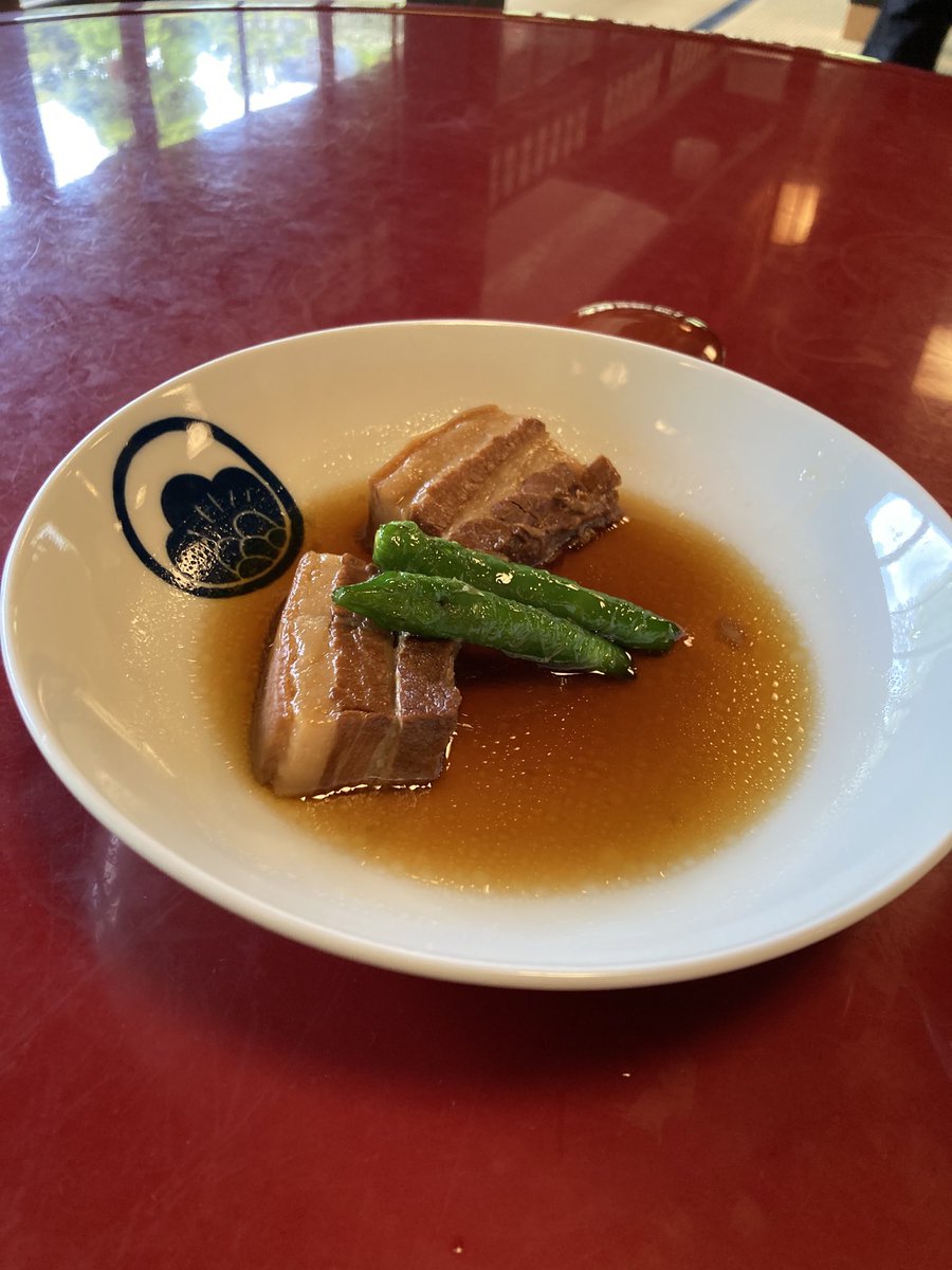 bisyonen49's tweet photo. 卓袱料理、偉い人とかになって接待とかしてもらう感じじゃないとまず来ない世界
良い庭園を眺めつつ食事 https://t.co/kSHBsNiK7t