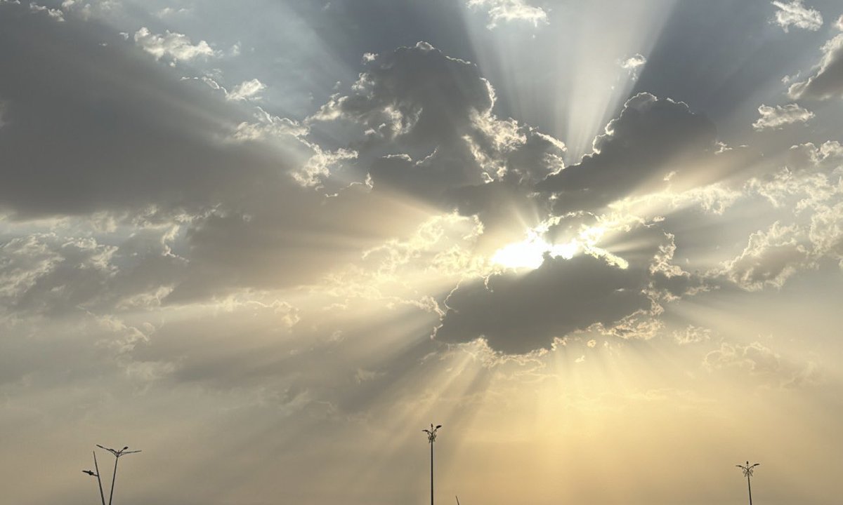 و إذا أشرق صبح ما جاد بهواك ولا تسامى فيك
 بعيش العمر .. في رجوى الصباح اللي يطرّونه .