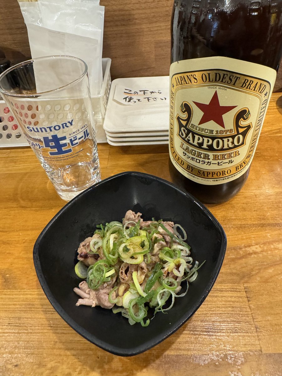LordsScarlet's tweet photo. 今日は休みをとったのでGW突入です。しかし今年はカレンダーの並びが悪いなぁw まずはとり刺しで🍻です。5月になったのに今日は肌寒いが赤星大瓶🍺が😆 https://t.co/Lz1bEHLqFE