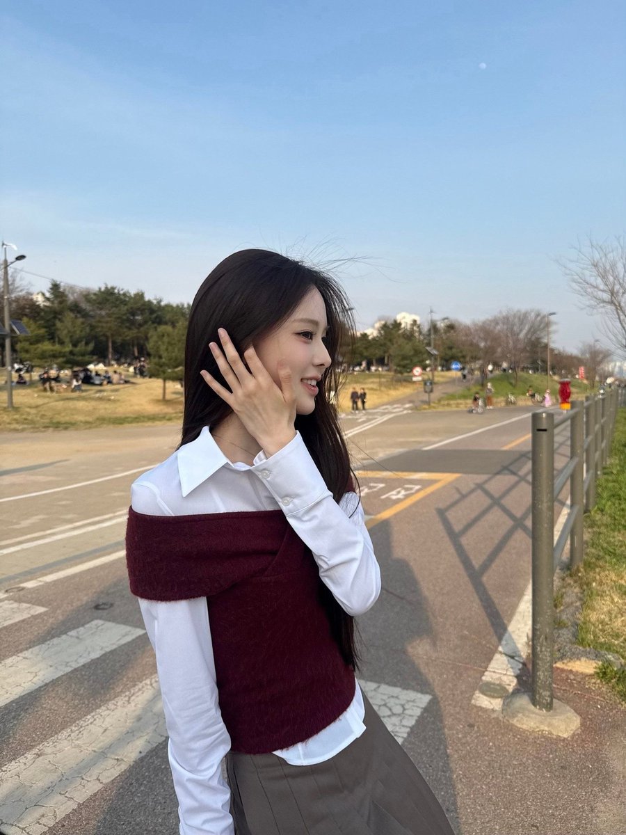 jeemacni's tweet photo. Standing under the sunlight. I think I’m slowly becoming brighter too🌼
Maybe this is my own little photosynthesis moment. https://t.co/no0i1gKEQV